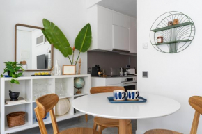 Modern 1 bedroom apt. Free parking. 10 min beach